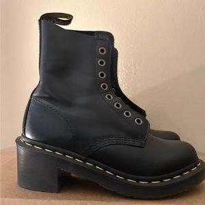 Dr Martins combat boots size 5 - missing shoe strings - new Never Worn